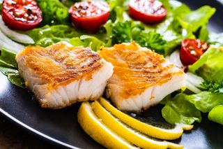 Tania ryba z Biedronki robi furorę! Jedzą ją fit dziewczyny i chudną w oczach