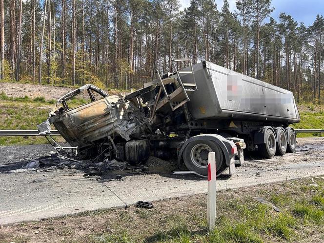 Zderzenie dwóch ciężarówek na S5 pod Bydgoszczą! Jedna stanęła w płomieniach
