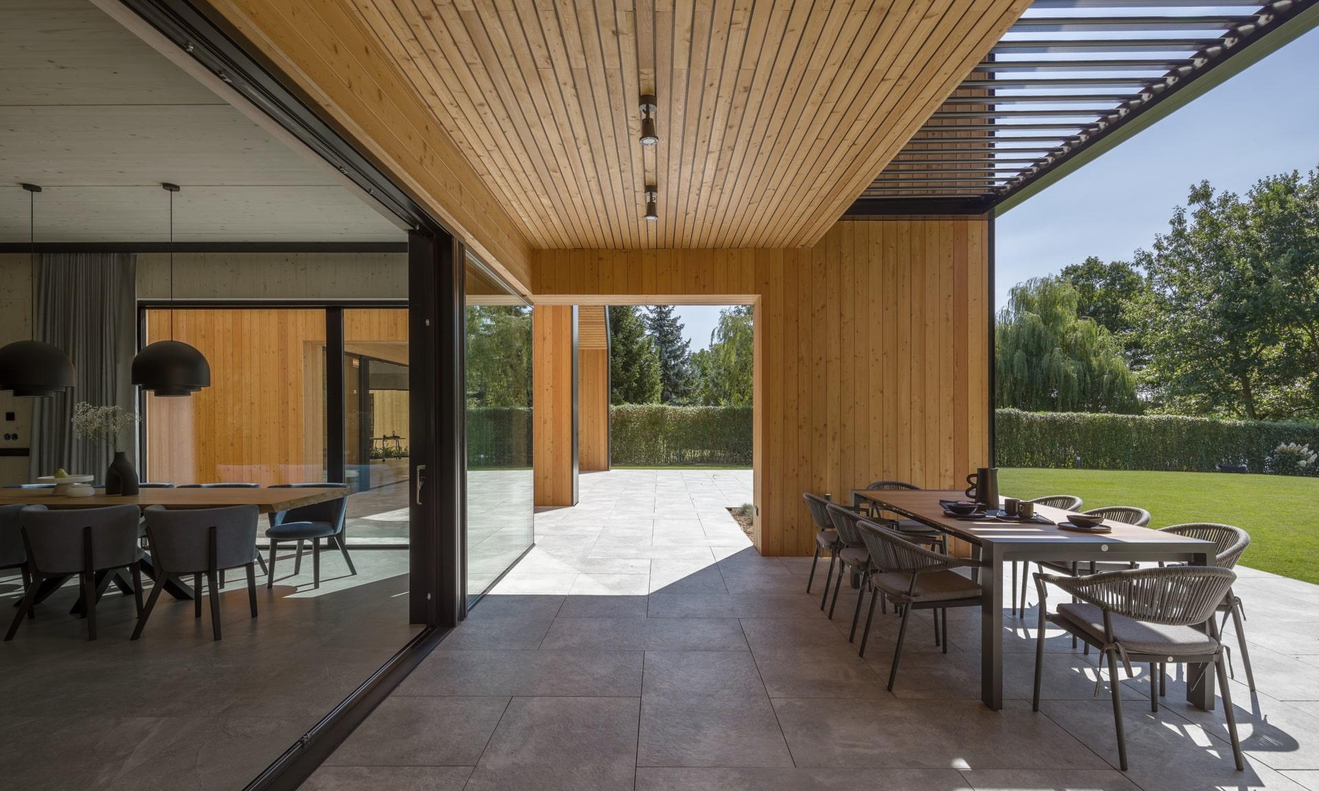 Dom na Kujawach. Dwie stodoły nad jeziorem