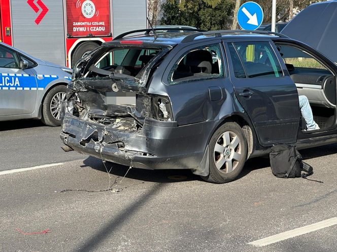 Ciężarówka zmiażdżyła cztery pojazdy. Sześć osób rannych, w tym dzieci. Lądował śmigłowiec LPR