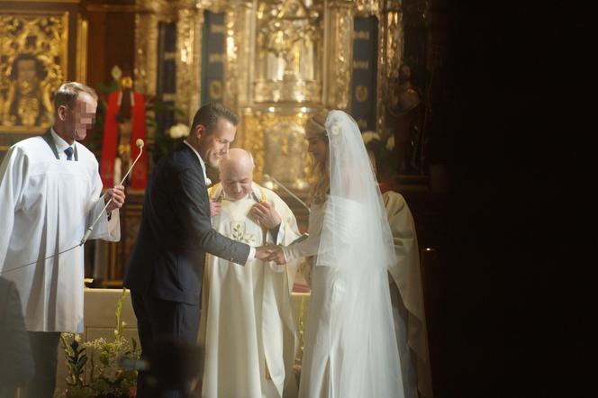 Posłowie Moskal i Kanthak na ślubnym kobiercu. Takie garnitury wybrali