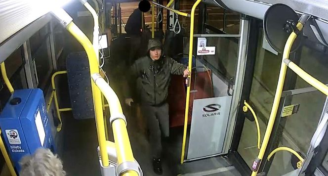 Awantura w autobusie. Użyli siekiery i gazu, policja opublikowała ich wizerunki