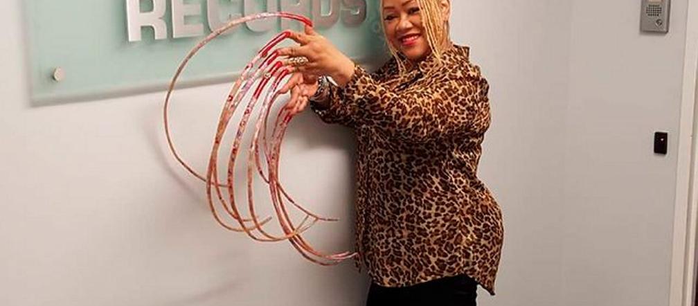 Nożycoręka! Ma paznokcie metrowej długości