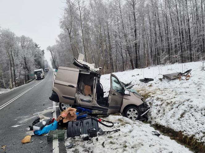 Kierowca ranny po zderzeniu osobówki z ciężarówką pod Tarnowem. DK 73 jest zablokowana