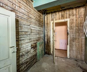 W takim stanie lokatorzy pozostawiają mieszkania komunalne w Olsztynie. Pokazano zdjęcia, burza w sieci