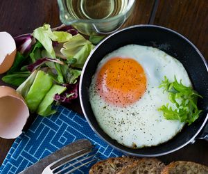 Perfekcyjne jajko sadzone — jak usmażyć je z idealnie ściętym białkiem i płynnym żółtkiem?