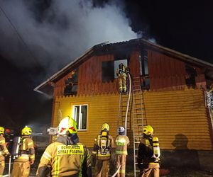 Brzozów. Tragiczny pożar drewnianego domu. W środku strażacy znaleźli ludzkie ciała