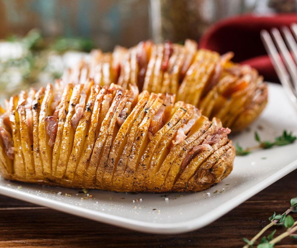 ziemniaki hasselback z boczkiem i czosnkiem