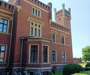 Ten pałac w woj. warmińsko-mazurskim wygląda jak z bajki. Powstał w XIX wieku