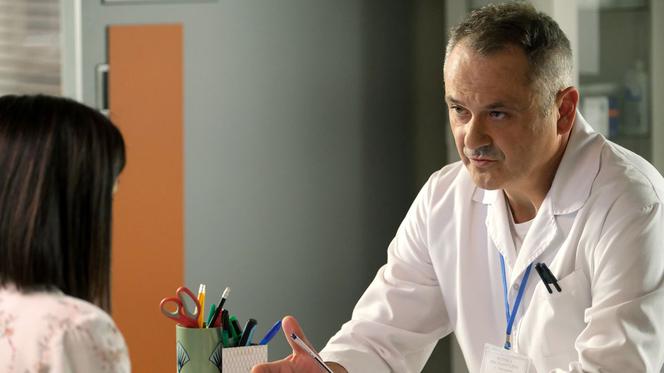 M jak miłość odc. 1636. Kinga (Katarzyna Cichopek), lekarz okulista (Wojciech Billip)