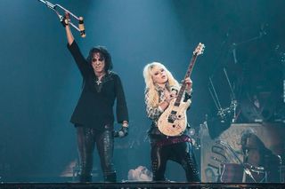 Orianthi wraca do składu Alice'a Coopera! Co z Nitą Strauss?