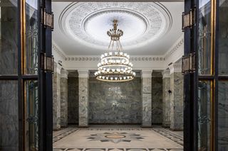 Sigalin powiedział no cóż, owszem - i tak dostaliśmy Pałac Kultury i Nauki. Każdą z sal wykończono inaczej