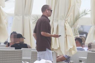 Marcin Hakiel na plaży