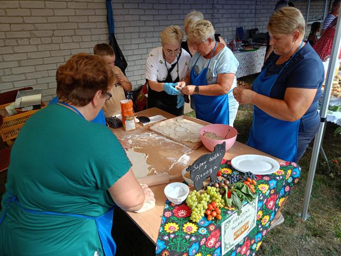 Mimo wyjątkowo upalnego dnia, panie z lokalnych KGW ulepiły w Pierogu setki przepysznych pierogów!