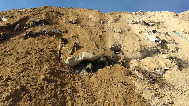 śmieci na terenie wyrobiska w Olszewicach