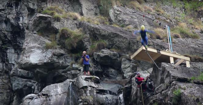 Rzucił się w przepaść i żyje!