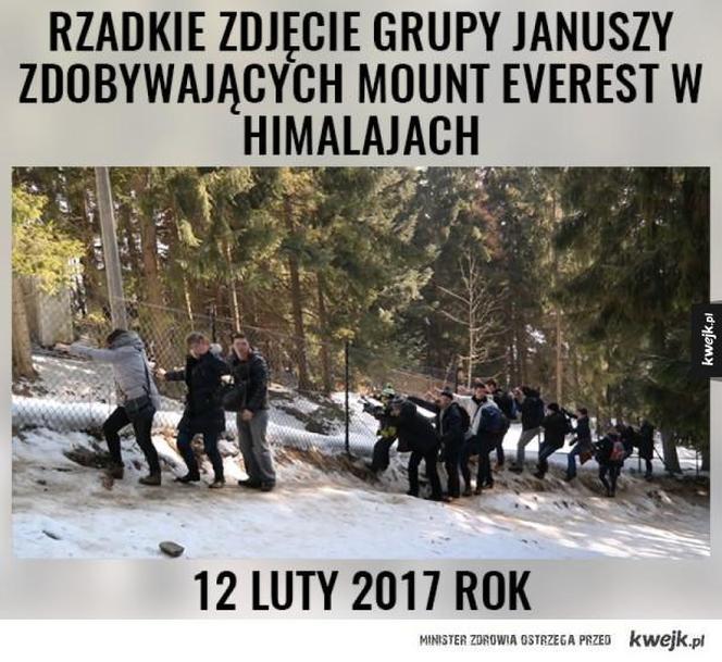 Najlepsze memy o turystach w górach. Te obrazki znane z Tatr bawią do łez 