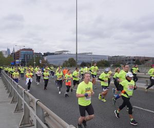 Uczestnicy Biegnij Warszawo 2024 na moście Świętokrzyskim