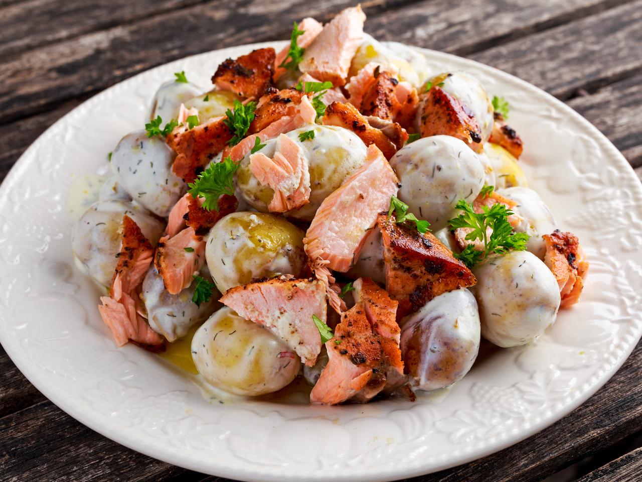 Brzuszki łososia z ziemniakami i sosem jogurtowym - pyszna sałatka na ciepło