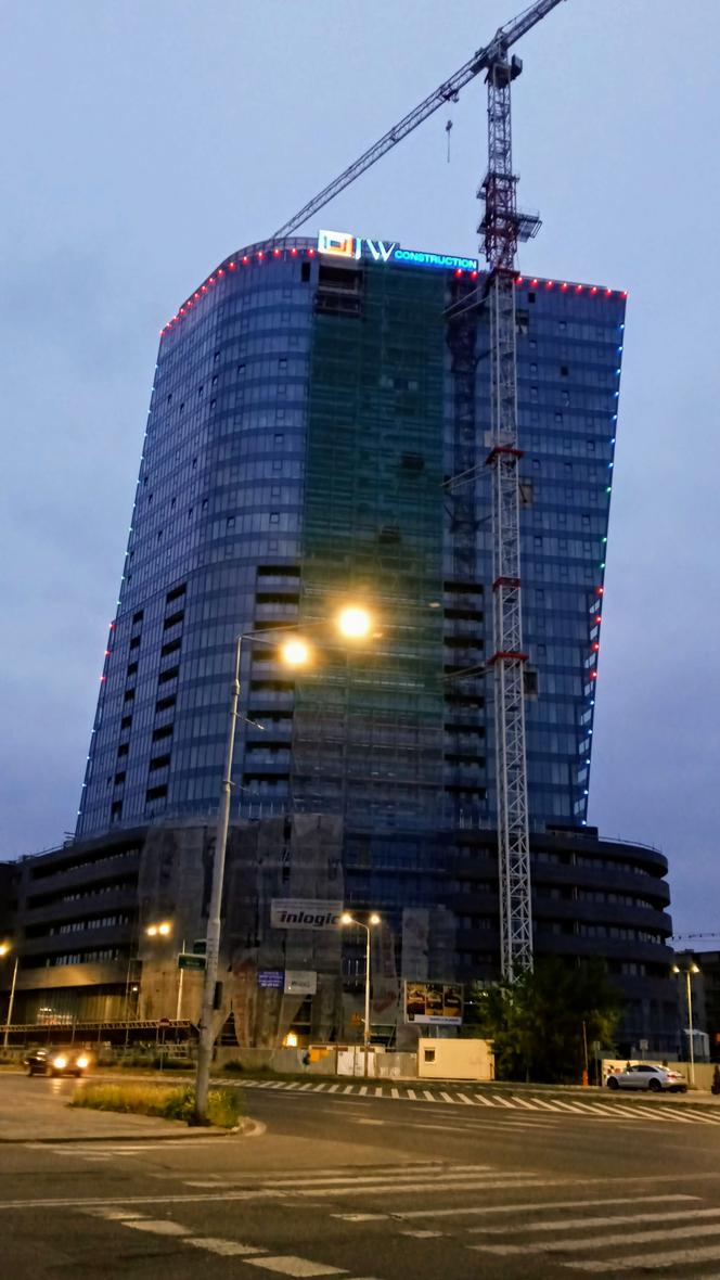 Próby iluminacji Hanza Tower