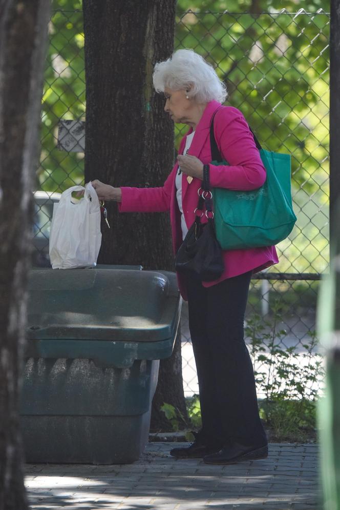 Krystyna Loska ma 87 lat i prowadzi samochód