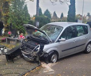  Stargard. Wypadek na cmentarzu. Kierowca staranował ogrodzenie i zniszczył kilka nagrobków [ZDJĘCIA]