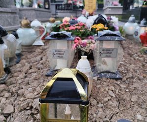 Skromny grób Justyny i Zbyszka na cmentarzu w Limanowej 