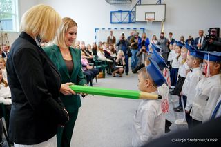 Pierwsza Dama uczciła z uczniami 100 lat od nadania imienia Stefana Batorego Szkole Podstawowej w Liwie