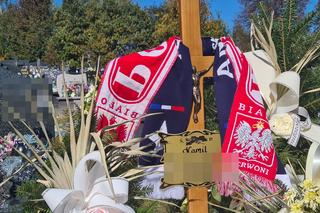 Kibicowskie szale powiewają na grobie Kamila w Lubli [GALERIA]