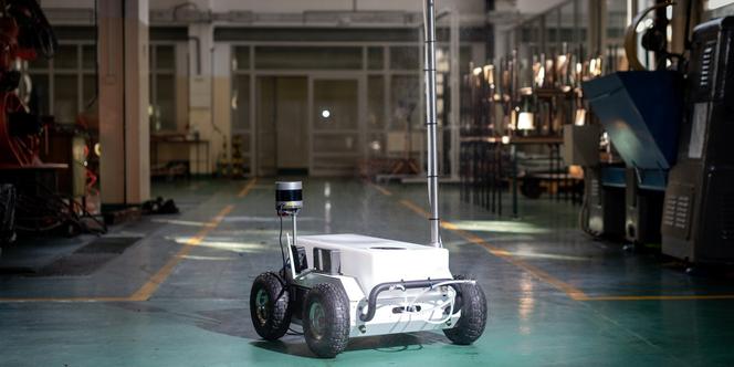 Semi-autonomiczny robot dezynfekujący