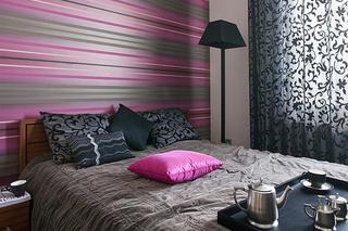 Tapeta w kolorowe paski ozdobą sypialni