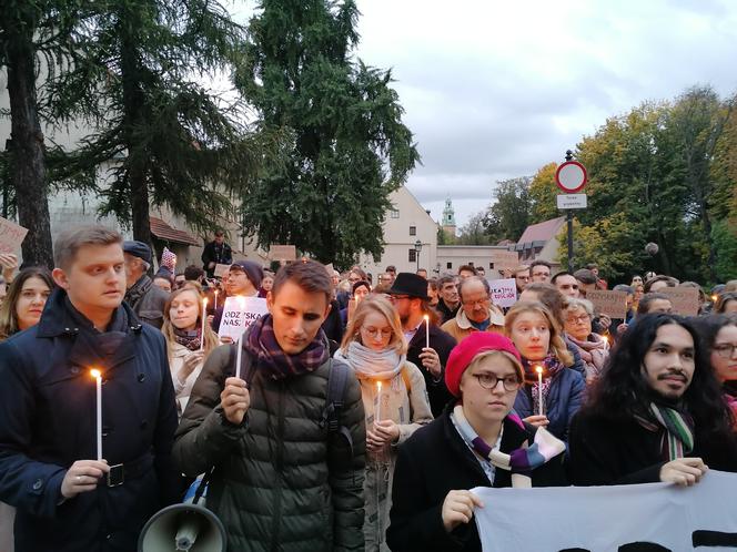 Protest katolików pod krakowską kurią