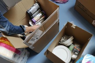 Pakowanie darów w ESKA Kraków