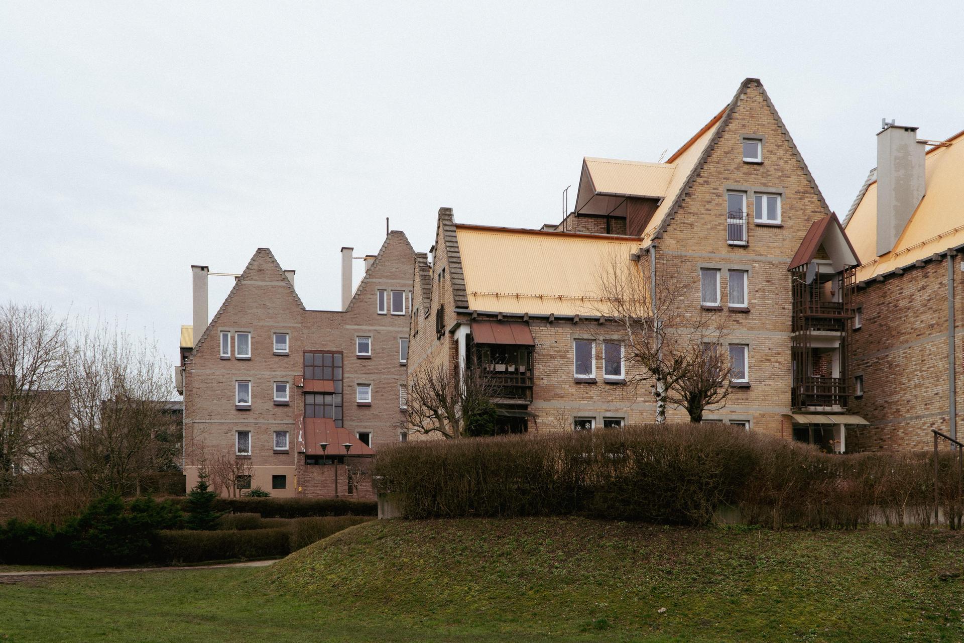 Osiedle Nad Jamną - zdjęcia. Zobacz wyjątkowe osiedle z wielkiej płyty; stoi pod Katowicami