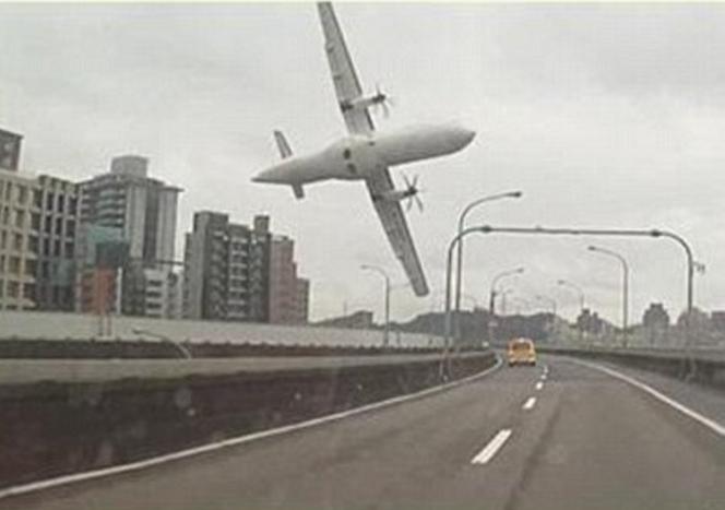 Samolot rozbił się o most