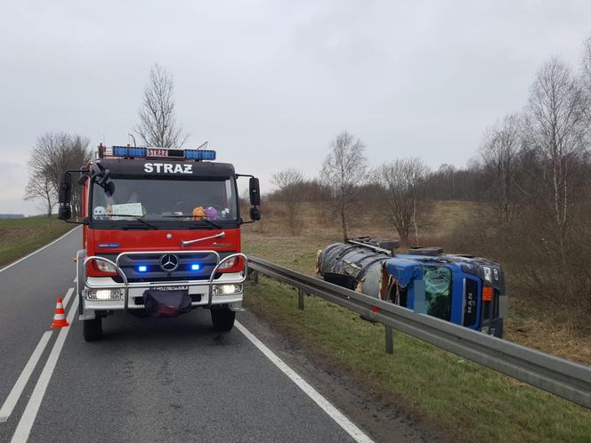 Cysterna z płynnym asfaltem wypadła z drogi