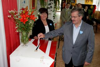 Bronisław Komorowski głosuje w II turze