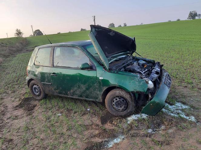 Poranny wypadek pod Bydgoszczą! Auto wpadło w poślizg i spadło ze skarpy!