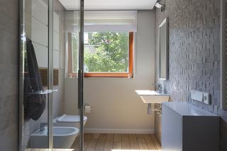 Aranżacja szarej łazienki z drewnem: szary gres i drewno w łazience to para idealna