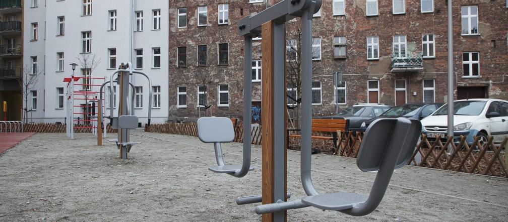 Wyremontowali podwórko z dziwną rzeźbą