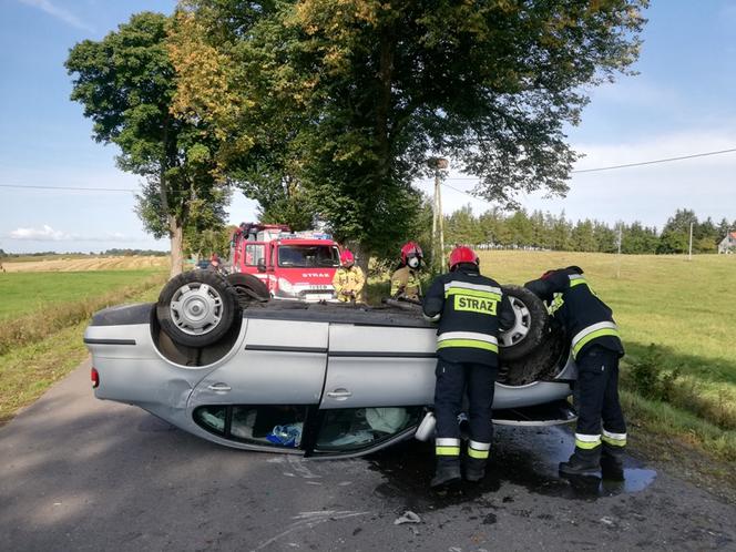 GROŹNY WYPADEK w miejscowości Lutkowo. Kobieta uderzyła w drzewo, a następnie DACHOWAŁA