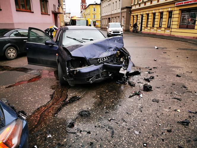 Wypadek na ul. Świętej Trójcy w Bydgoszczy. Trzy osoby są ranne [ZDJĘCIA]