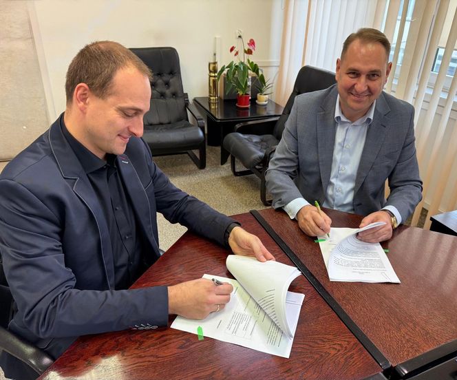 Podpisanie umowy na przebudowę parkingu przy szpitalu w Łomży