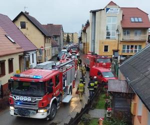 Tragiczny pożar w Mikołajkach. Jedna osoba nie żyje, druga w szpitalu [ZDJĘCIA]