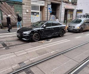 Łódź. Tramwaje wykoleił się na Legionów. Staranował trzy pojazdy [ZDJĘCIA].