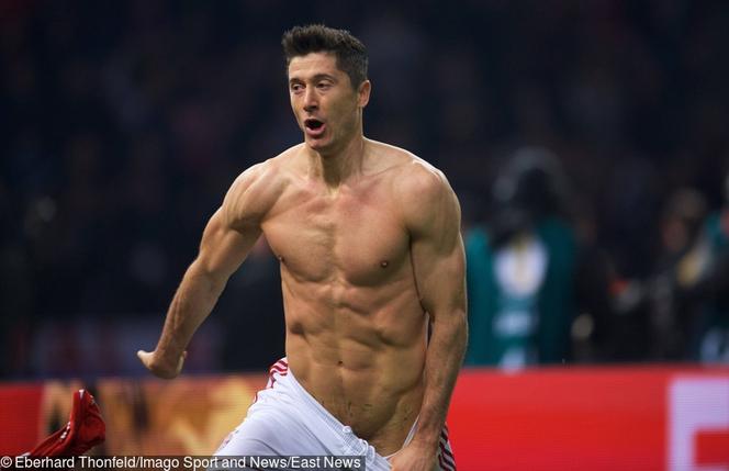 Półnagi Robert Lewandowski