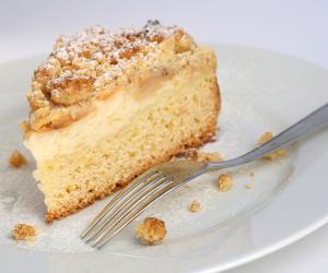 Placek drożdżowy z jabłkami - przepis Ewy Wachowicz [WIDEO]