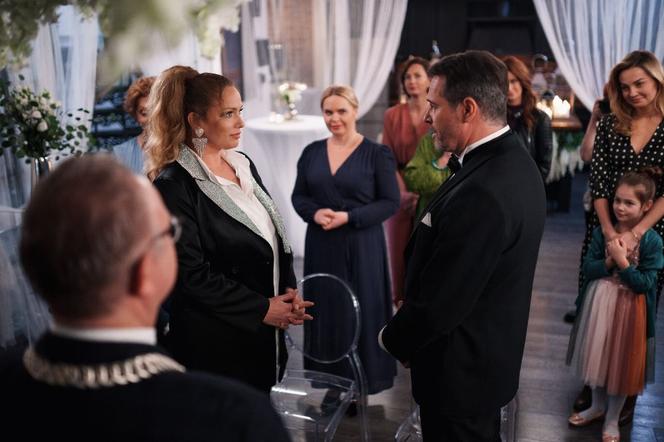 	Przyjaciółki 21 sezon odc. 243. Inga (Małgorzata Socha), Anka (Magdalena Stużyńska), Zuza (Anita Sokołowska), Patrycja (Joanna Liszowska), Wiktor (Paweł Deląg)