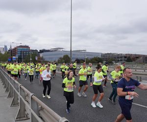 Uczestnicy Biegnij Warszawo 2024 na moście Świętokrzyskim