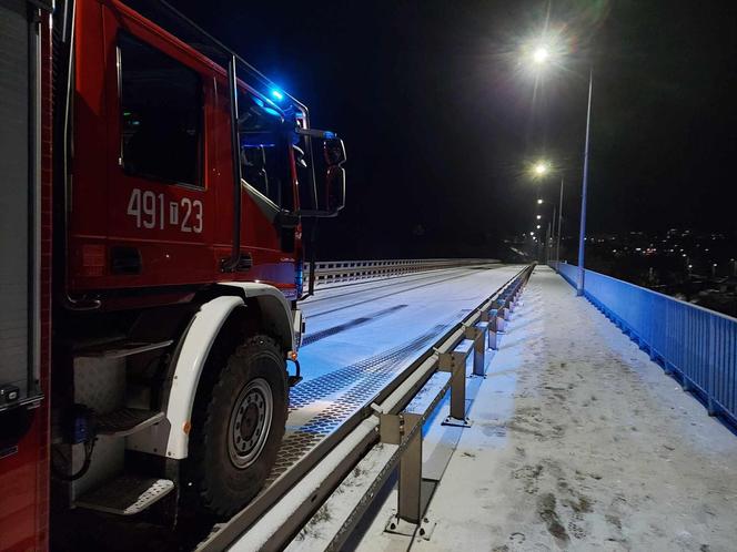 Starachowice. Zderzenie kilku samochodów na wiadukcie